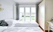 Schlafzimmer mit Doppelbett und Weitblick